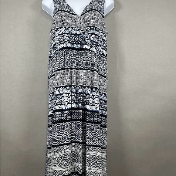 Covington Dresses & Skirts - Covington Black and White Geometric Maxi Dress